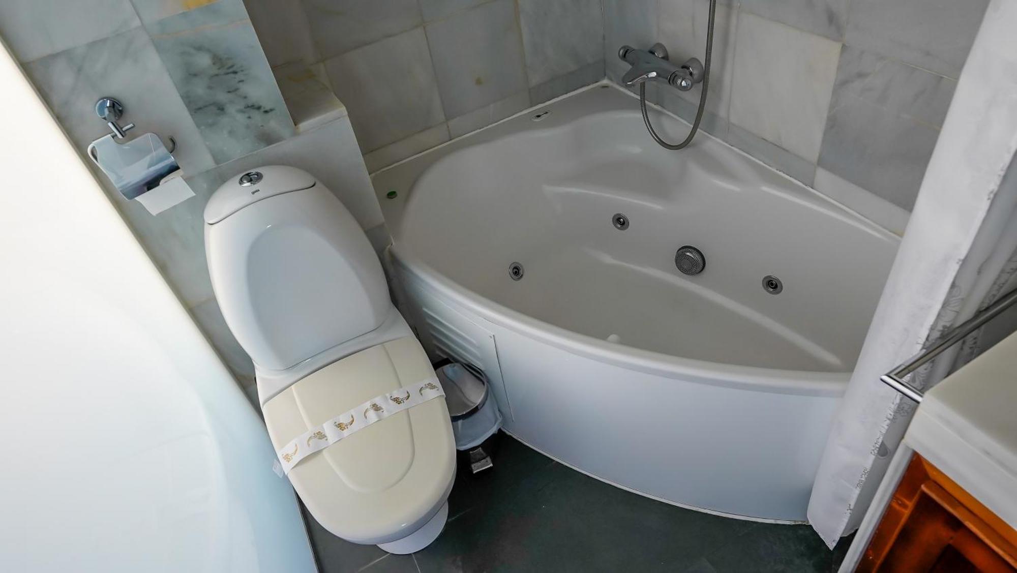 Habitación con cama grande y bañera de hidromasaje